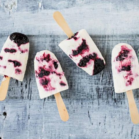 Glace de coco et cerise