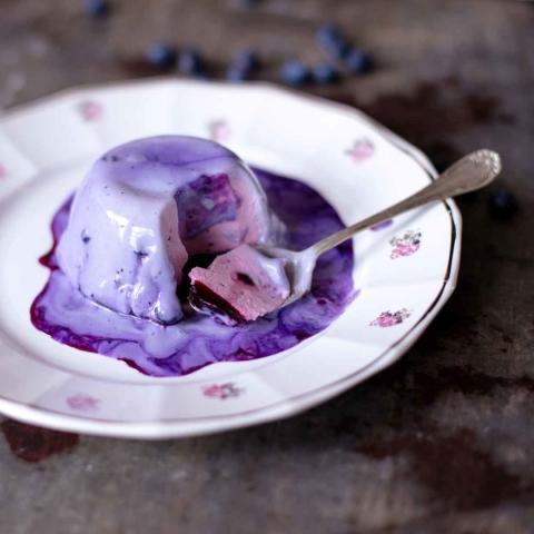 Bavarois aux baies sauvages et aux myrtilles